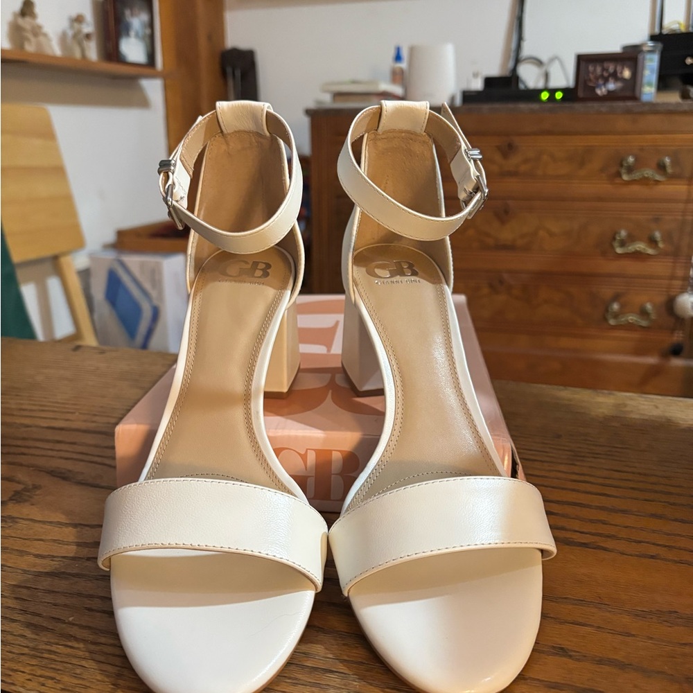 NWT’s White Gianni Bini Ankle Strap Heels